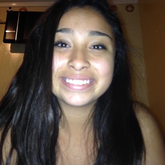 Profile Picture of Stephanie Ferreyra (@stephaniiee_) on Poshmark