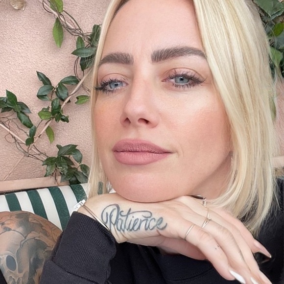 Profile Picture of Jay Foxx (@jaymefoxx) on Poshmark