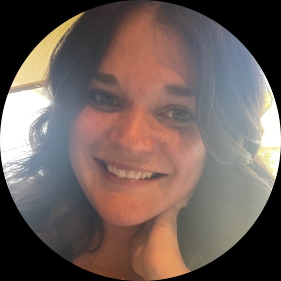 Profile Picture of Ariel Haynes (@arielhaynes) on Poshmark