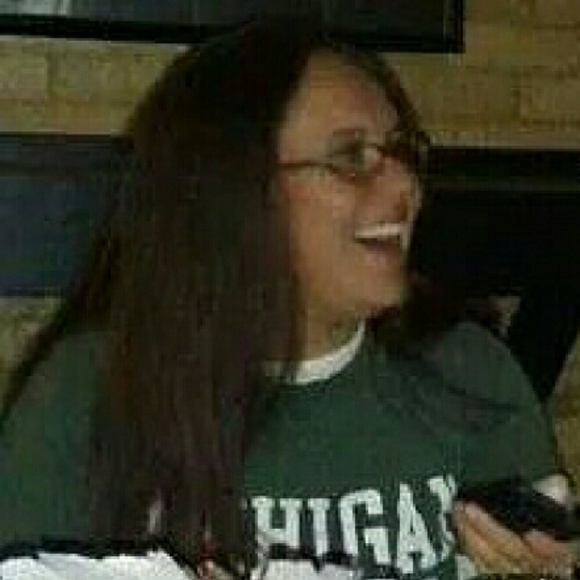 Profile Picture of Kim Liponoga (@kliponoga) on Poshmark