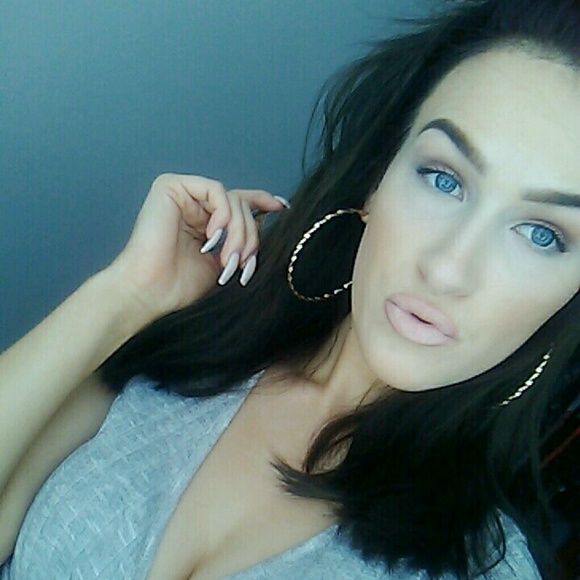 Profile Picture of Abigail Roberts (@abigailmr18) on Poshmark