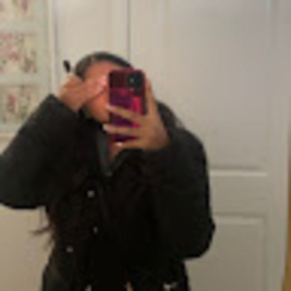Profile Picture of Kayla Kempadoo (@kkempadoo) on Poshmark