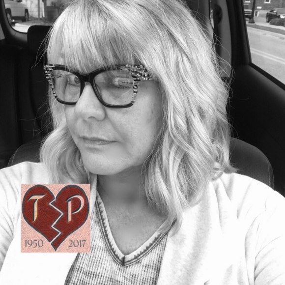 Profile Picture of Jeri Hemmes (@tom11petty) on Poshmark