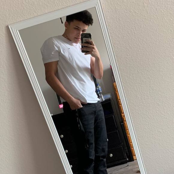 Profile Picture of Ivan Solis (@ivansolis600) on Poshmark