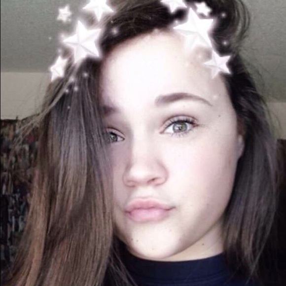 Profile Picture of Cassie Fields (@cassiealexis99) on Poshmark