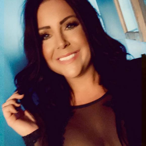 Profile Picture of Elizabeth Hennum (@ehennum) on Poshmark