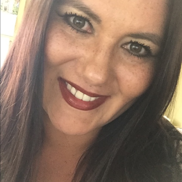 Profile Picture of Ladelle Schlehr (@ladelles) on Poshmark