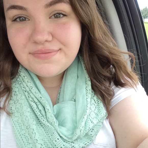 Profile Picture of April Allen (@apriljesallen) on Poshmark