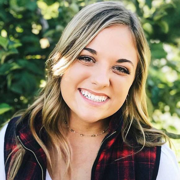 Profile Picture of Abby Marusiak (@abbymaru) on Poshmark