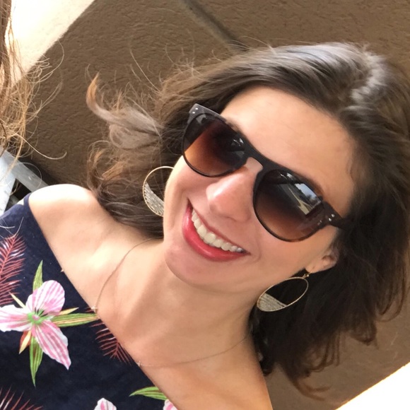 Profile Picture of Allison Overton (@aoverton1982) on Poshmark
