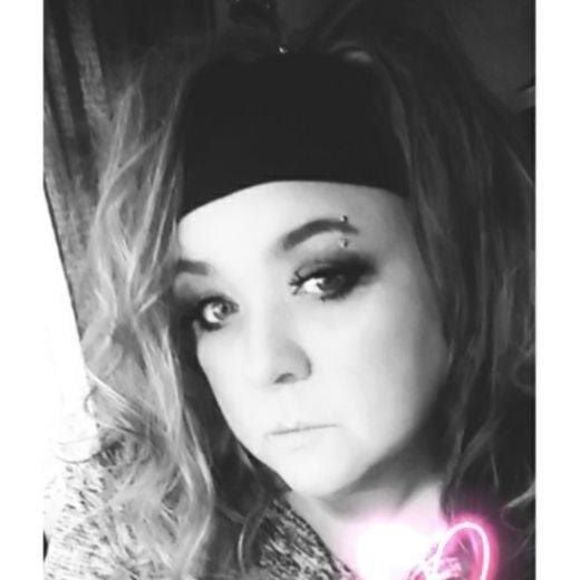 Profile Picture of Amanda Hansen (@amanda7752) on Poshmark