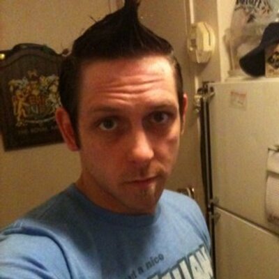 Profile Picture of David Knaggs (@funnyguitarman) on Twitter