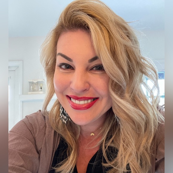 Profile Picture of Danielle Tupper (@danit4) on Poshmark