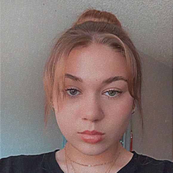 Profile Picture of Molly Mcclaran (@mollymcclaran) on Poshmark