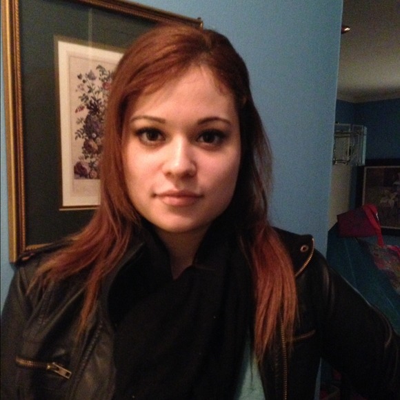 Profile Picture of Iris Flores (@esmieiris) on Poshmark