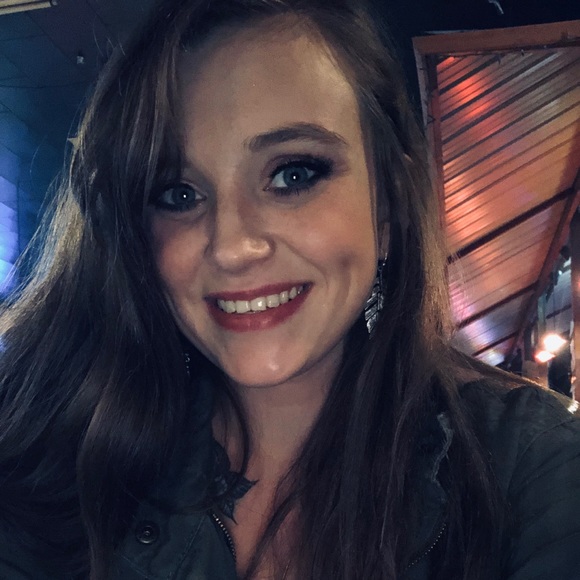 Profile Picture of Cassandra Downing (@cdowning213) on Poshmark