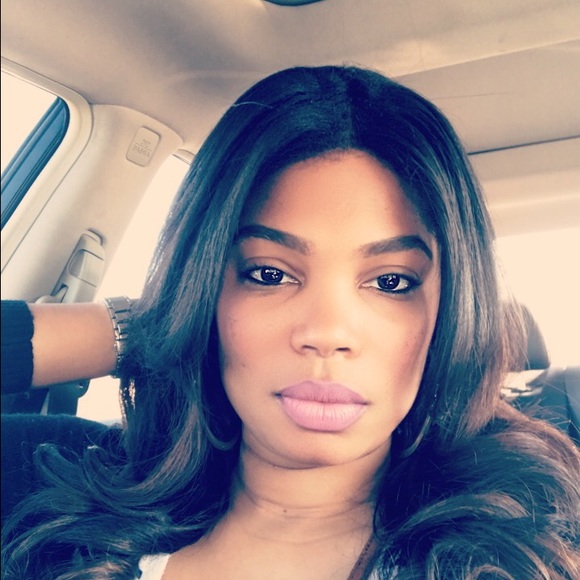 Profile Picture of Carlina Moore (@cmoore2384) on Poshmark