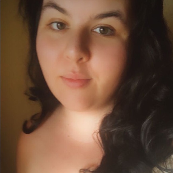 Profile Picture of Juliann Angel (@juliann_angel) on Poshmark