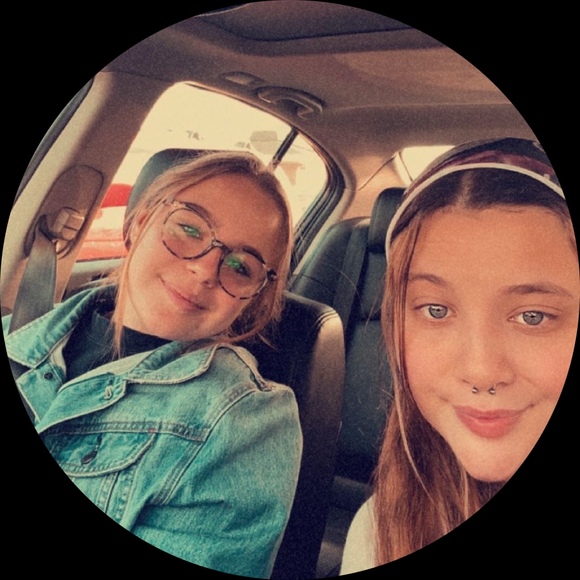 Profile Picture of Olivia Arslanian (@oliviaarslanian) on Poshmark
