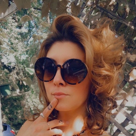 Profile Picture of Jennifer Isbell (@jenizzy80) on Poshmark
