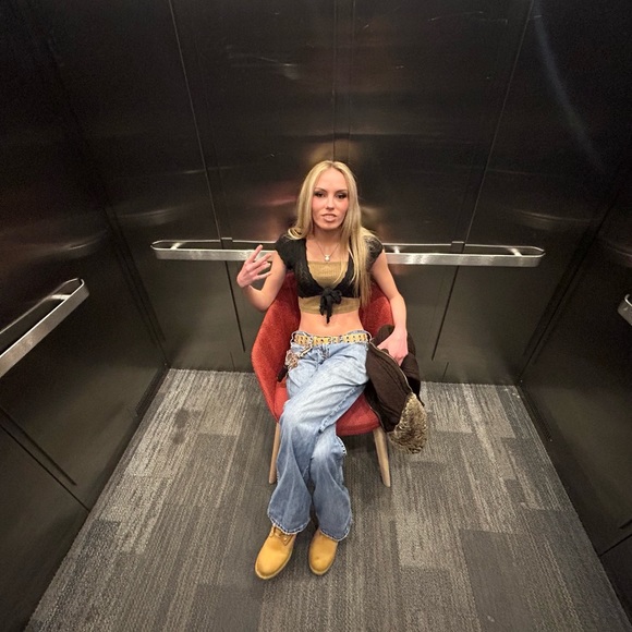 Profile Picture of Ivy Adams (@ivyannadams) on Poshmark