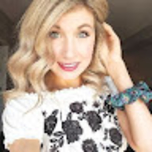 Profile Picture of Victoria Weinberger (@vwein097) on Poshmark