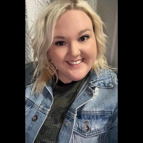 Profile Picture of Marina Shields (@marinashields) on Poshmark