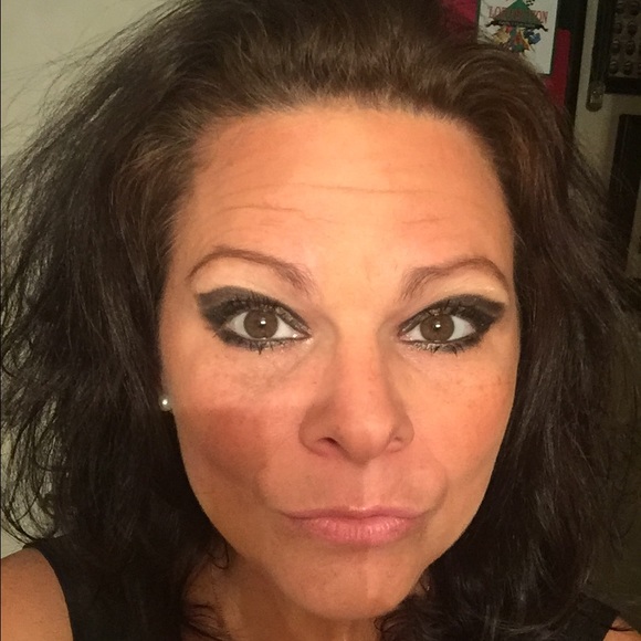 Profile Picture of Stephanie Thacker (@stephanieledlow) on Poshmark