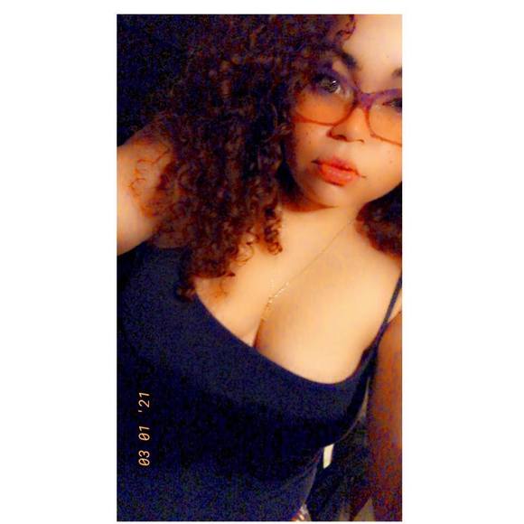Profile Picture of Iris Garcia (@iloveali) on Poshmark