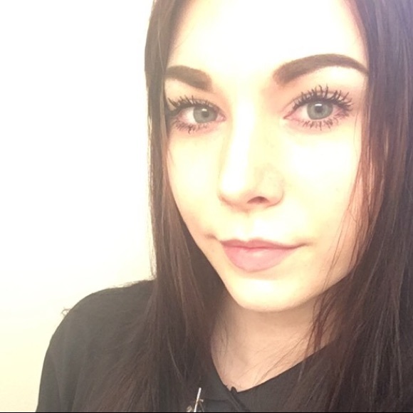 Profile Picture of Hunter Sharpe (@amethystfen) on Poshmark