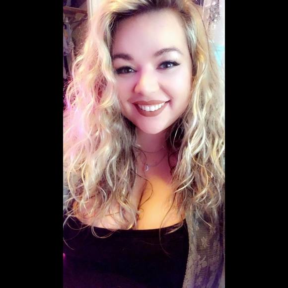 Profile Picture of Sally Makiewicz (@sallymakiewicz) on Poshmark