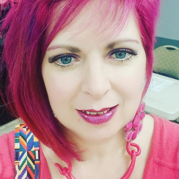 Profile Picture of Leah Baker (@leahstarrbaker) on Poshmark