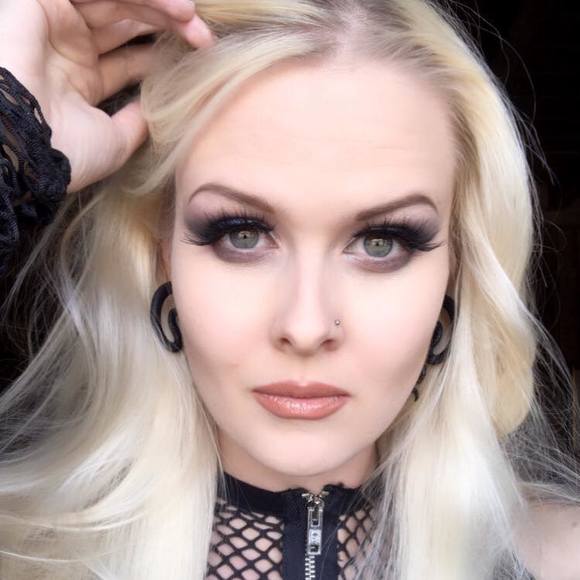 Profile Picture of Zoë Federoff (@federoffz) on Poshmark