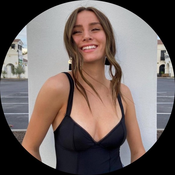 Profile Picture of Hailey Collier (@hailey_closet) on Poshmark