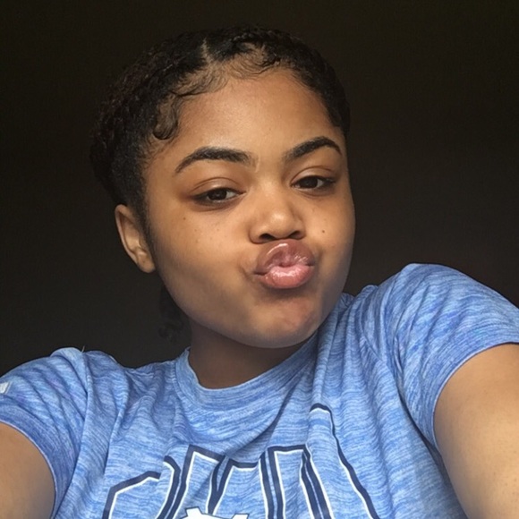 Profile Picture of Khierstonn🥰 Nelson (@khierstonm) on Poshmark