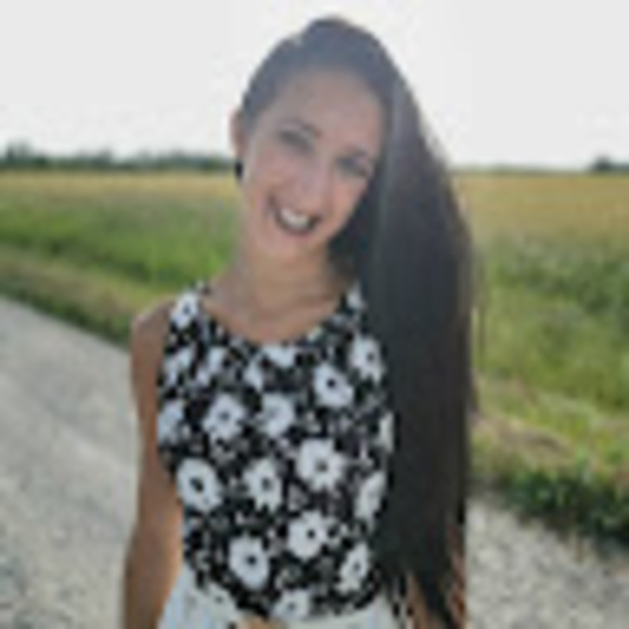 Profile Picture of Isabella Grubbe (@isabellagrubbe) on Poshmark