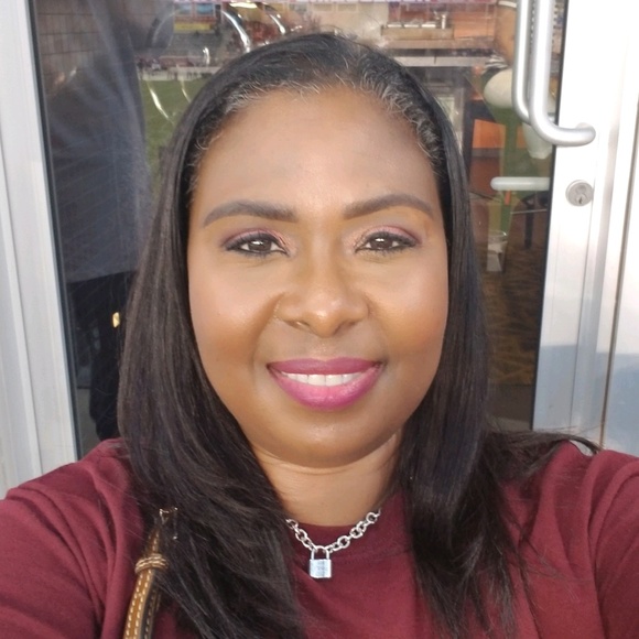 Profile Picture of Crystal Watts (@cwatts70) on Poshmark