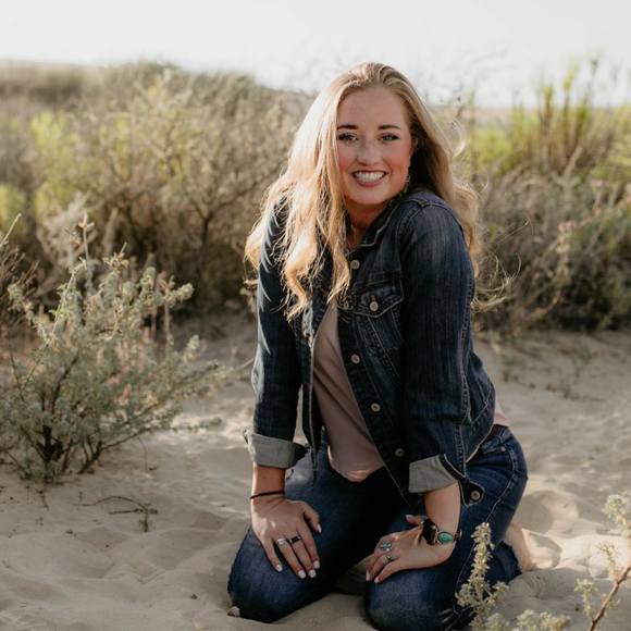 Profile Picture of Chloe Fowler (@chloe_e_fowler) on Poshmark