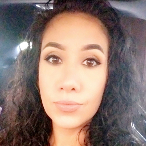 Profile Picture of Flora Moreno (@fmoreno1721) on Poshmark