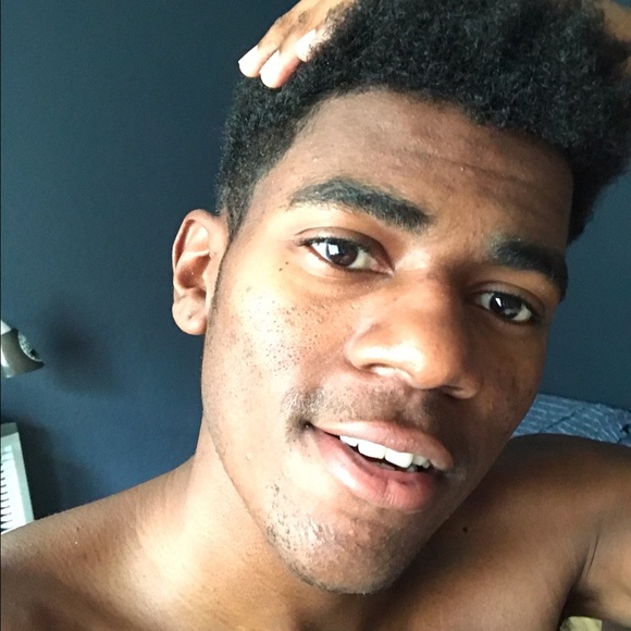 Profile Picture of Christopher Cannon (@chriscannon236) on Poshmark