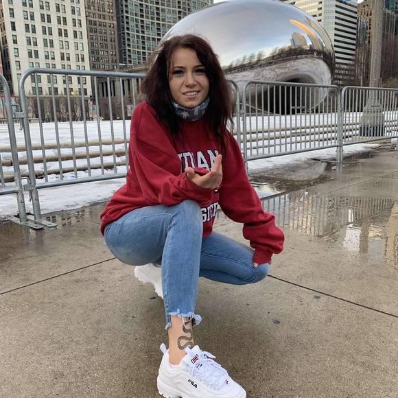 Profile Picture of Nikki Mulzer (@nikkimulzer) on Poshmark