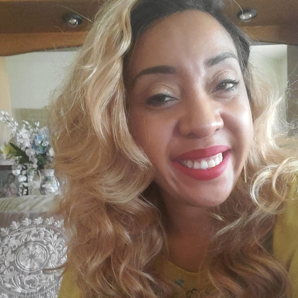 Profile Picture of Lisa Hobday (@shopherq) on Poshmark