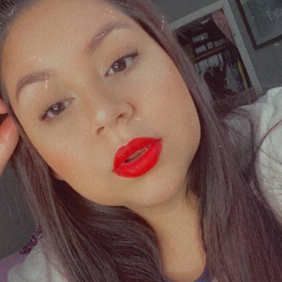 Profile Picture of Madeline Bermeo (@eme_vb) on Poshmark