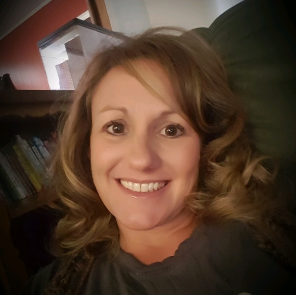 Profile Picture of Amanda Ponder (@apond00a) on Poshmark