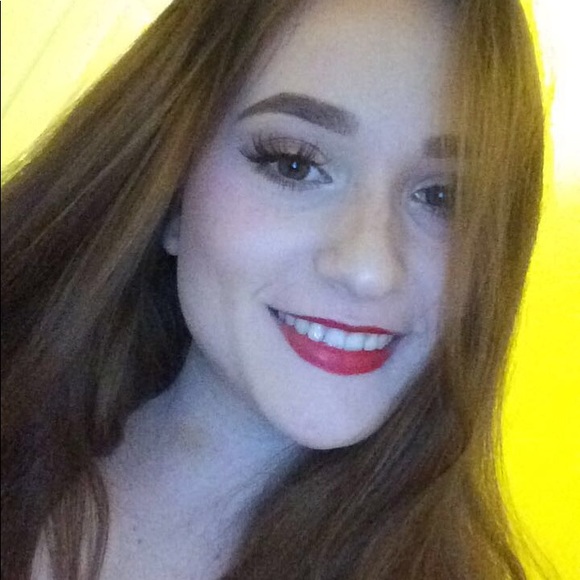 Profile Picture of Nicole Vollmer (@nicole_vol) on Poshmark