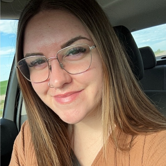 Profile Picture of Taylor Tatlow (@taylortatlow) on Poshmark