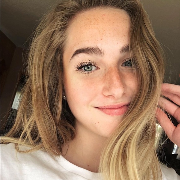 Profile Picture of Leah Brengle (@leahlnb) on Poshmark