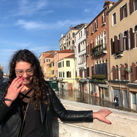 Profile Picture of Briana Ullman (@brullm) on Poshmark