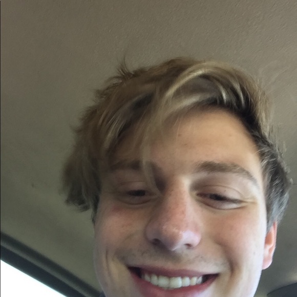 Profile Picture of Alex Loucks (@aleeeeeeexxxx) on Poshmark