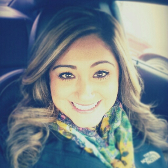 Profile Picture of Evelyn Saenz (@evelynsaenz22) on Poshmark